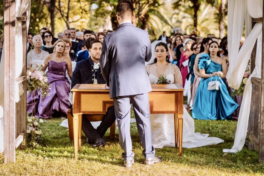 Cerimonia all'aperto con gli invitati