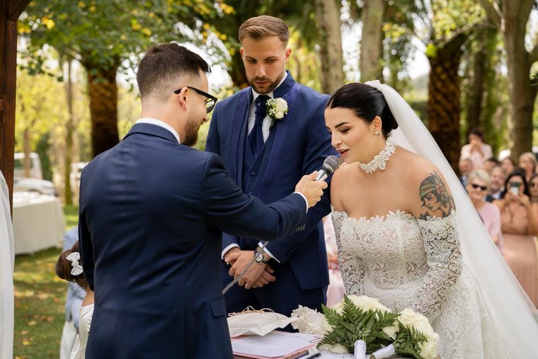 La sposa legge le promesse al microfono